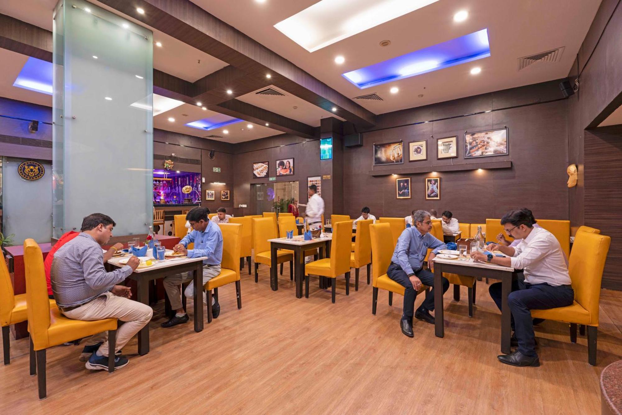 Indismart Hotel Kolkata Exterior photo
